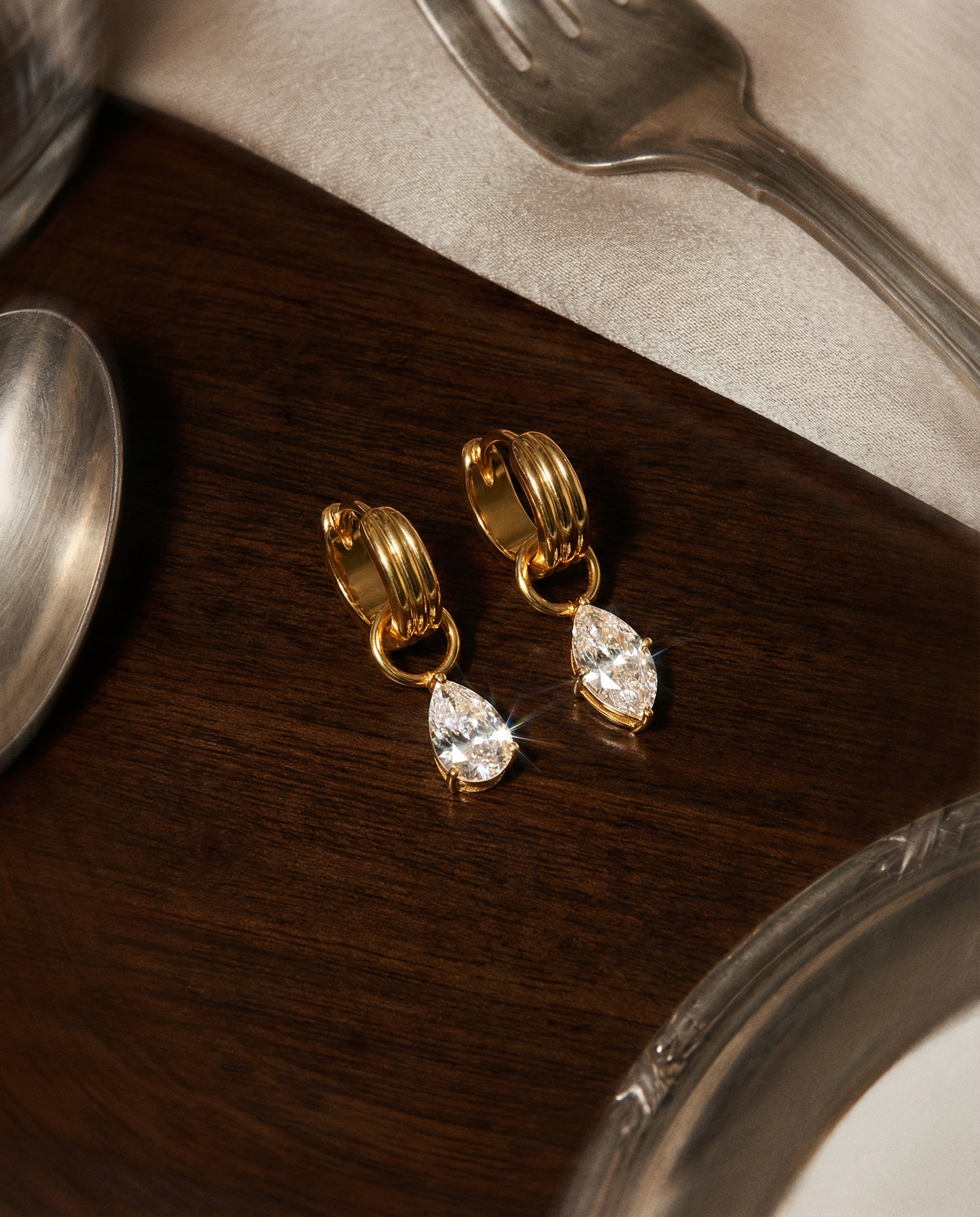 Tropfenförmige Pavé-Creolen