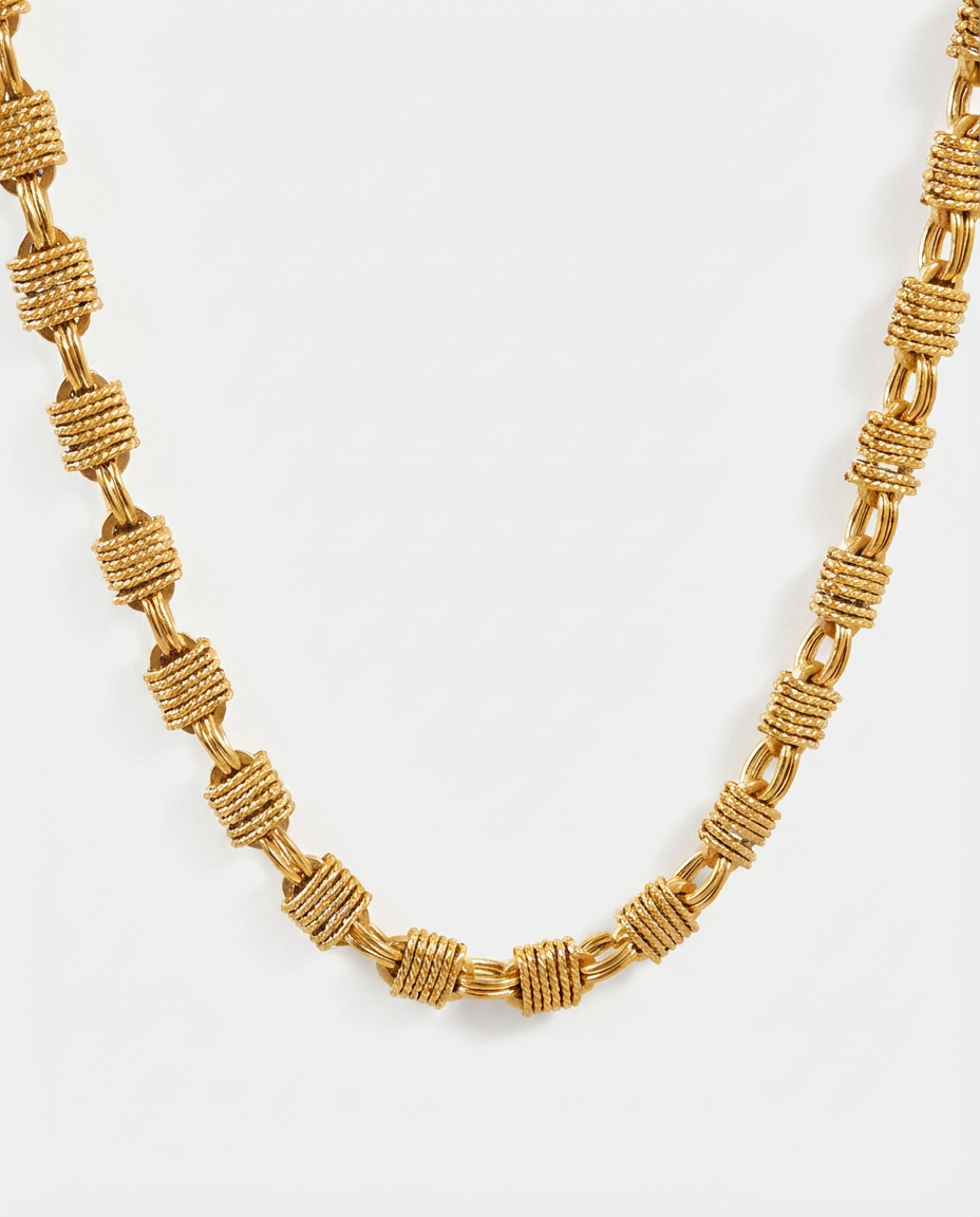 Halskette mit strukturierter Würfelkette