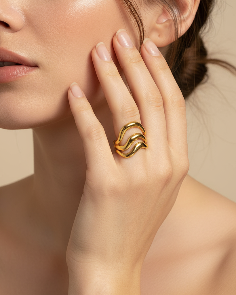 Goldener Statement-Ring mit Wellenmuster
