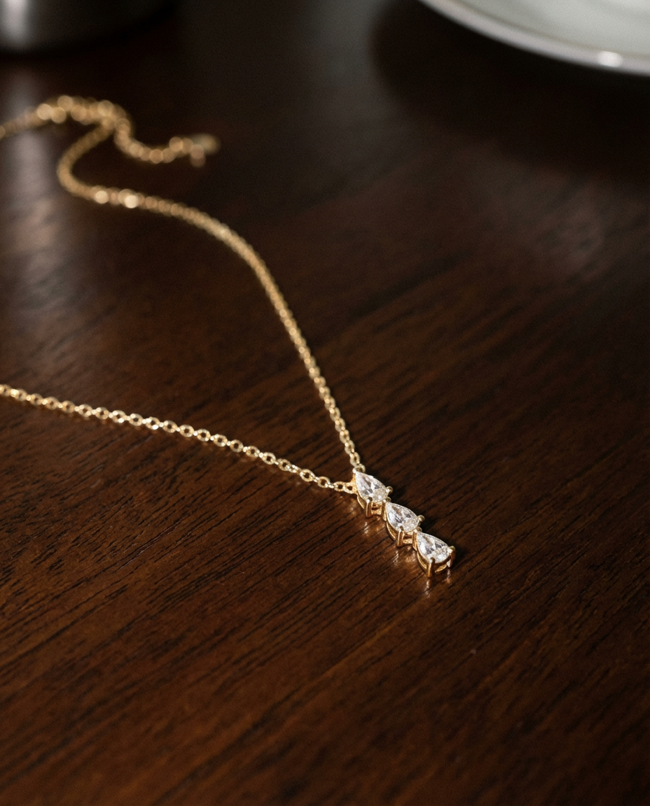 Halskette mit tropfenförmigem, funkelndem Diamantanhänger