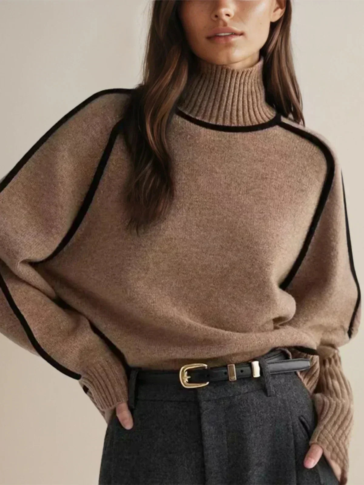 Alice | Eleganter Rollkragenpullover mit modernen Kontrastdetails