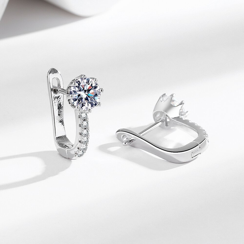Moissanite Huggie-Ohrstecker